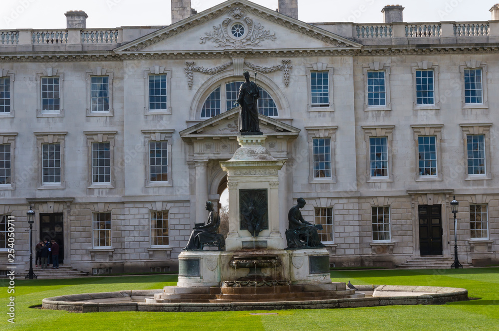 Naklejka premium Cambridge City, United Kingdom - Exploring campus of Cambridge and its colleges on a summer day. Conceptual image of education and tourism.