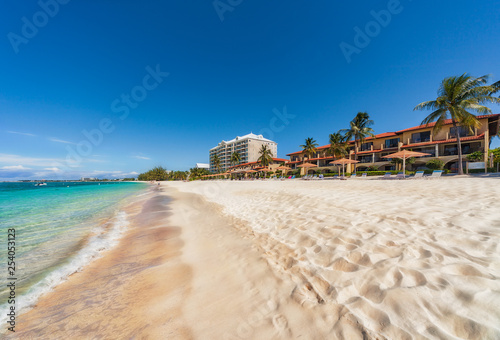 Cuadro en lienzo Seven mile beach on Grand Cayman in the Caribbean.