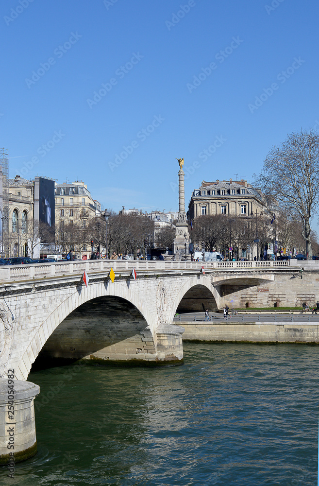 Obraz premium Pont au Change bridge, over the River Seine, Paris, with the Fontaine du Palmier fountain behind