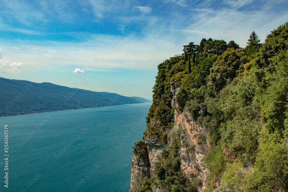 Sponda Veronese del Lago di Garda sulla sinistra, a destra uno strapiombo di Tremosine