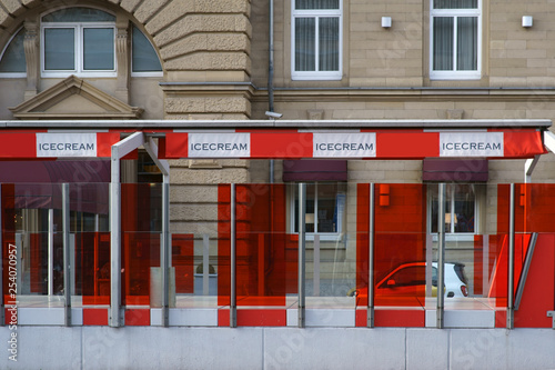 Foto Das Eislokal eines Luxushotels mit rotem und durchsichtig designtem Plexiglas außen an einer Durchfahrt