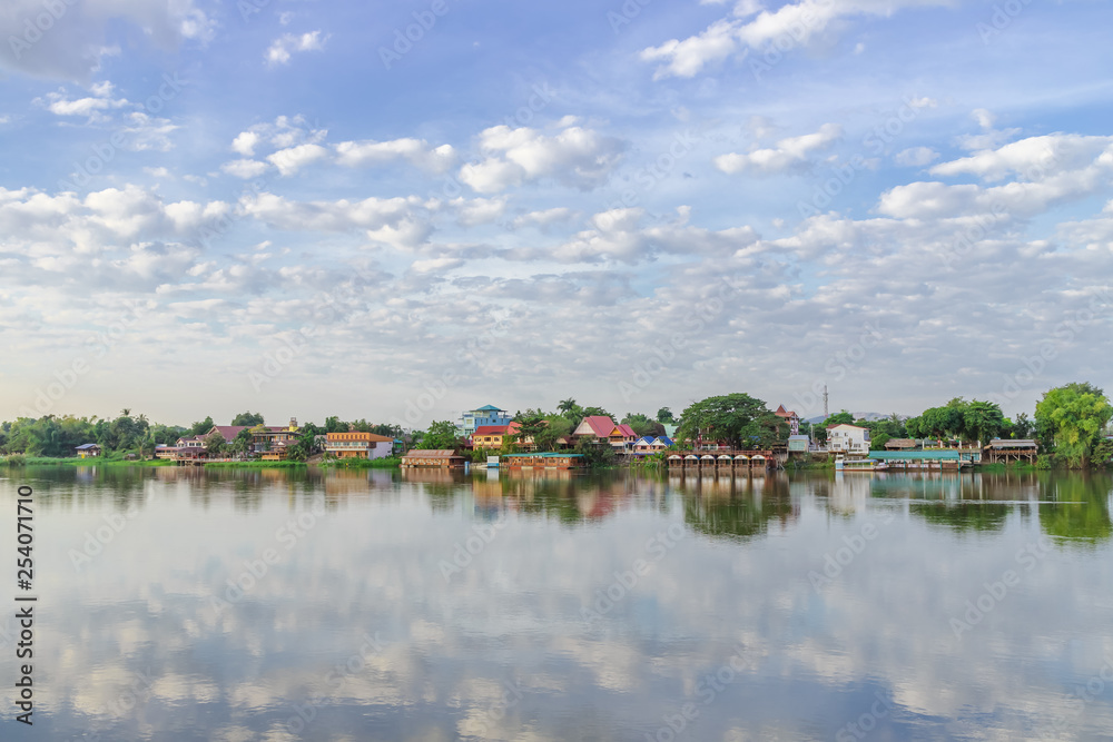 Obraz premium Peaceful Kamphaeng Phet town waterfront on Ping River with reflection