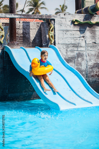Mädchen mit einer Gummiente im Schwimmbad
