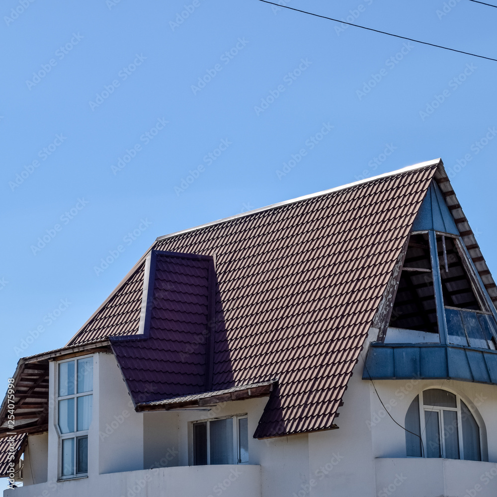 Detached house with a roof made of steel sheets.