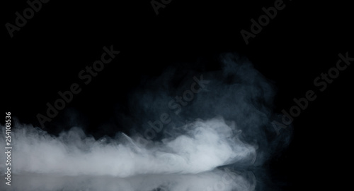 Streszczenie dymu na czarnym tle