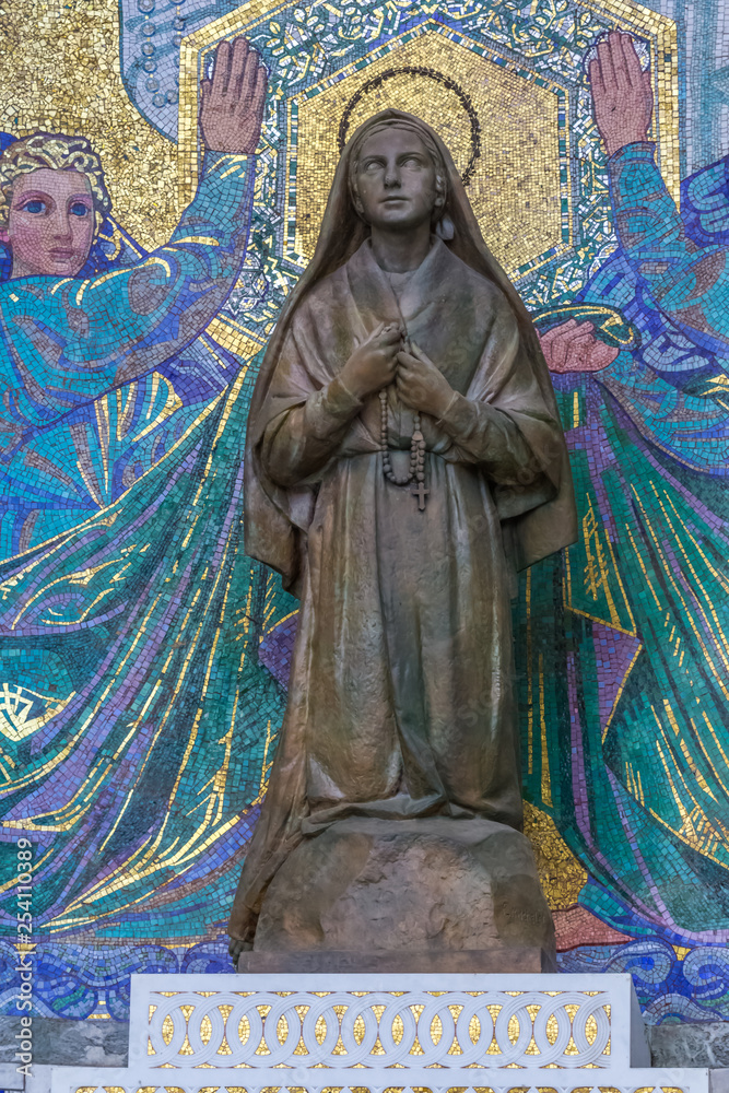 Lourdes, statue de Bernadette de Soubirous 