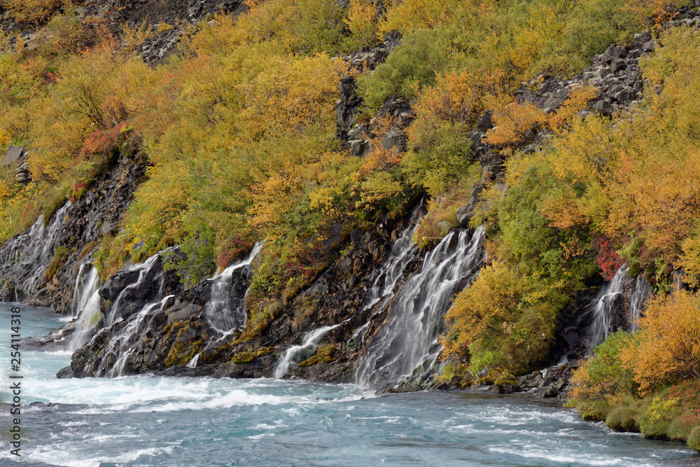 Herbst am Wasserfall Hraunafossar, Island
