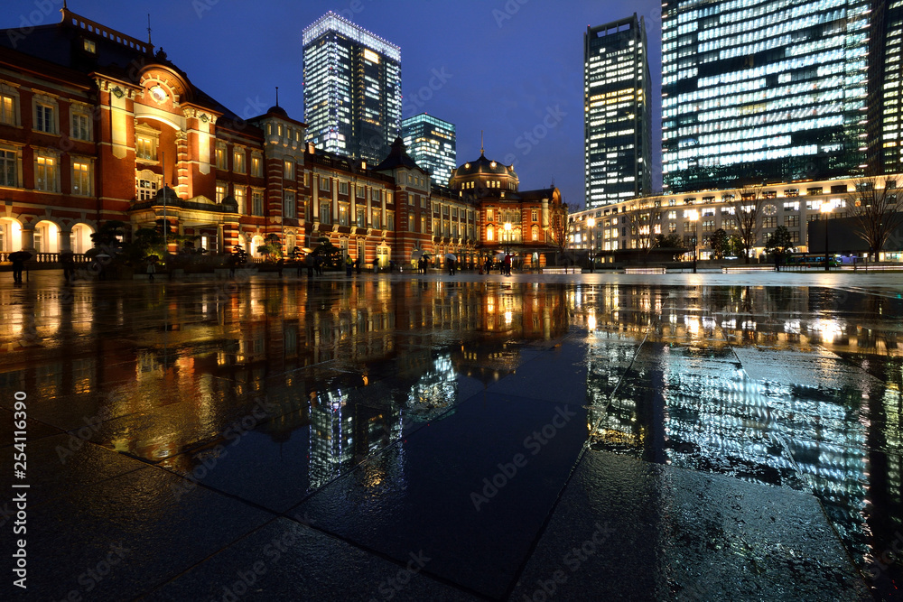 雨降る夕刻の東京駅