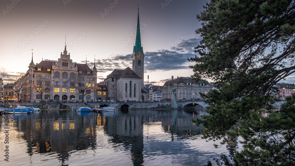 Sommerabend an der Limmat in Zürich Sommerabend an der Limmat in Zürich