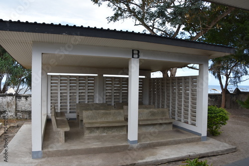 Salón al aire libre dónde los pacientes con tuberculosis deben esperar para ser atendidos en la Clínica de Tuberculosis en el Hospital de Bagamoyo en Tanzania, África del Este.