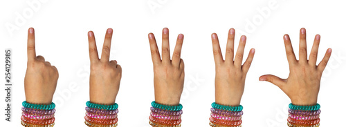 The hand of the child shows the numbers one, two, three, four, five.