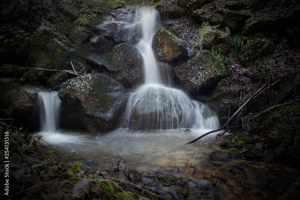 Fototapeta premium Chute d'eau en pose longue