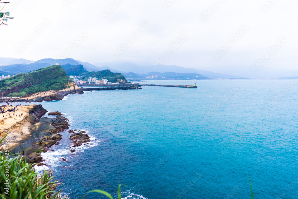 Obraz premium turquoise sea in the afternoon on a nice day