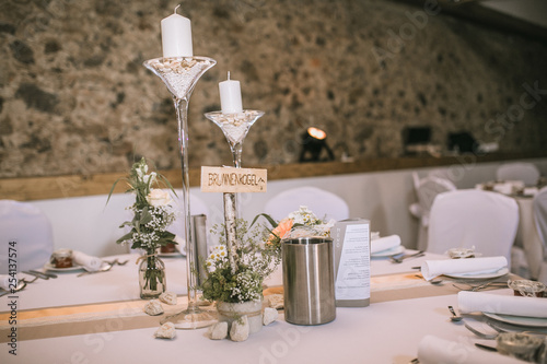 Hochzeitslocation gedeckter Tisch mit Blumen und Dekoration