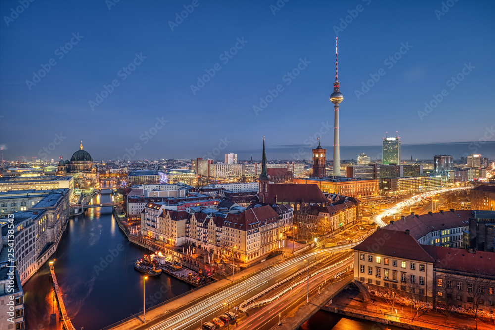 Fototapeta premium Berlin Mitte ze słynną wieżą telewizyjną w nocy