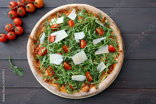 pizza tradizionale rucola e pomodorini freschi