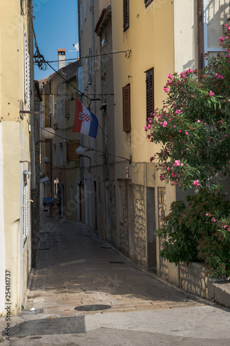 Fototapeta Naklejka Na Ścianę i Meble -  Narrow street in the old historical town of Zadar, Croatia