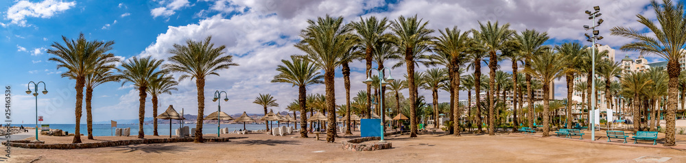 Obraz premium Panoramic view on the central beach of Eilat - famous tourist resort and recreational city in Israel