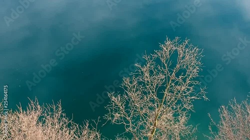 salita drone lago alberi