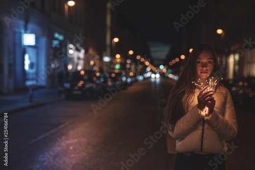 Schönes Mädchen mit Licht in Stadt Berlin beim Spazieren