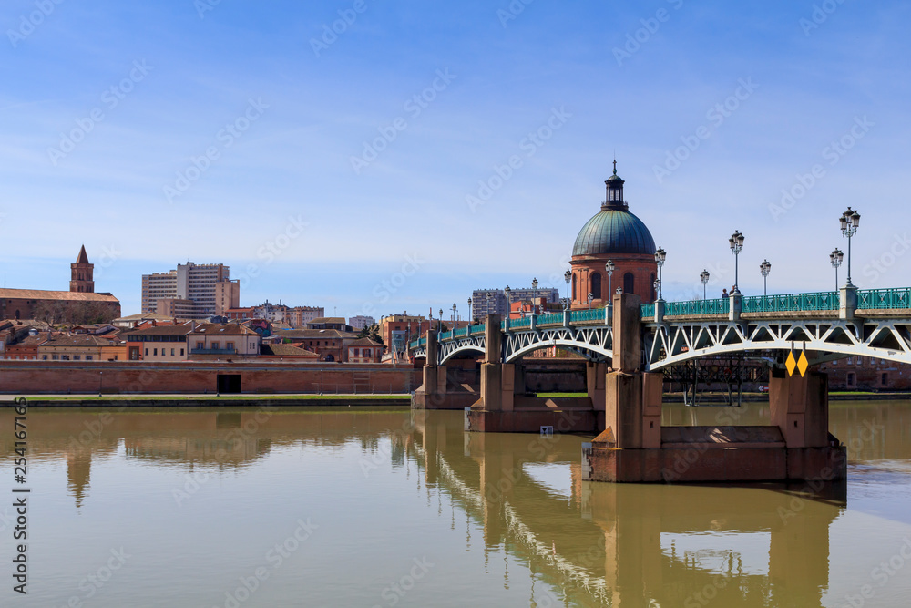 Saint Pierre bridge over the river Garonne in Toulouse