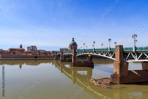 Saint Pierre bridge over the river Garonne in Toulouse