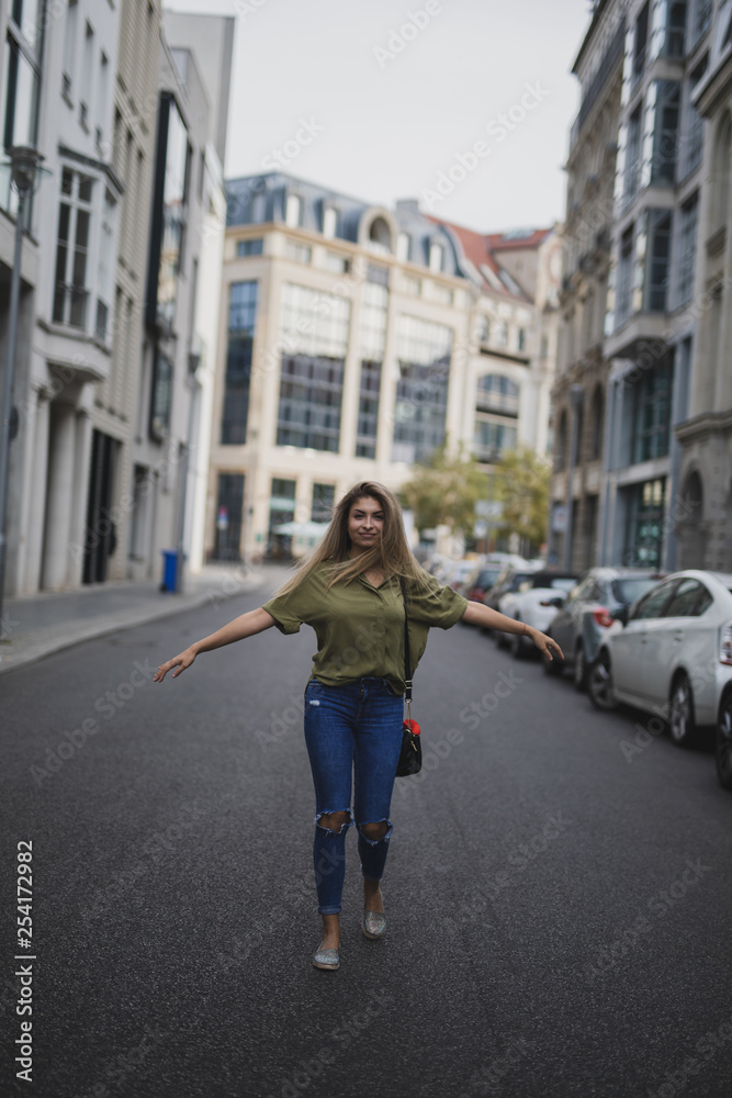 Schöne Frau beim Erkunden der Stadt Berlin