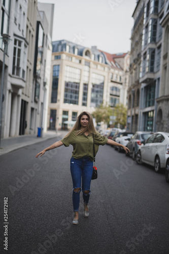 Schöne Frau beim Erkunden der Stadt Berlin © TIGERRAW