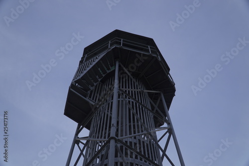 torre de control y vigilancia metálica