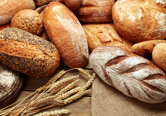 Papier peint photo Boulangerie Pains assortis sur planche en bois  © Pineapple studio
