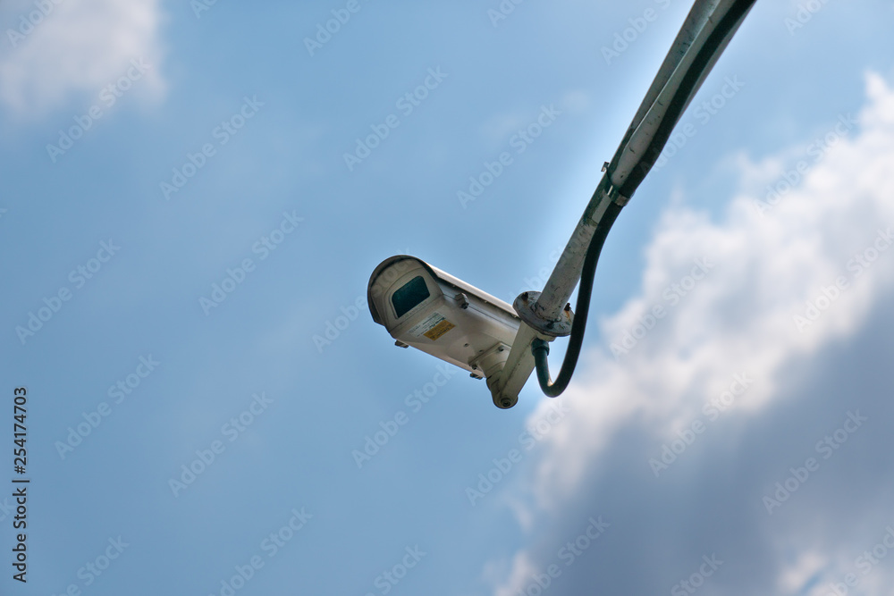 Ein freistehende Überwachungskamera mit Himmel Hintergrund Ein freistehende Überwachungskamera mit Himmel Hintergrund