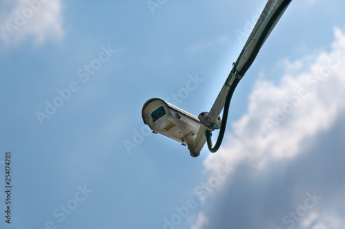 Ein freistehende Überwachungskamera mit Himmel Hintergrund