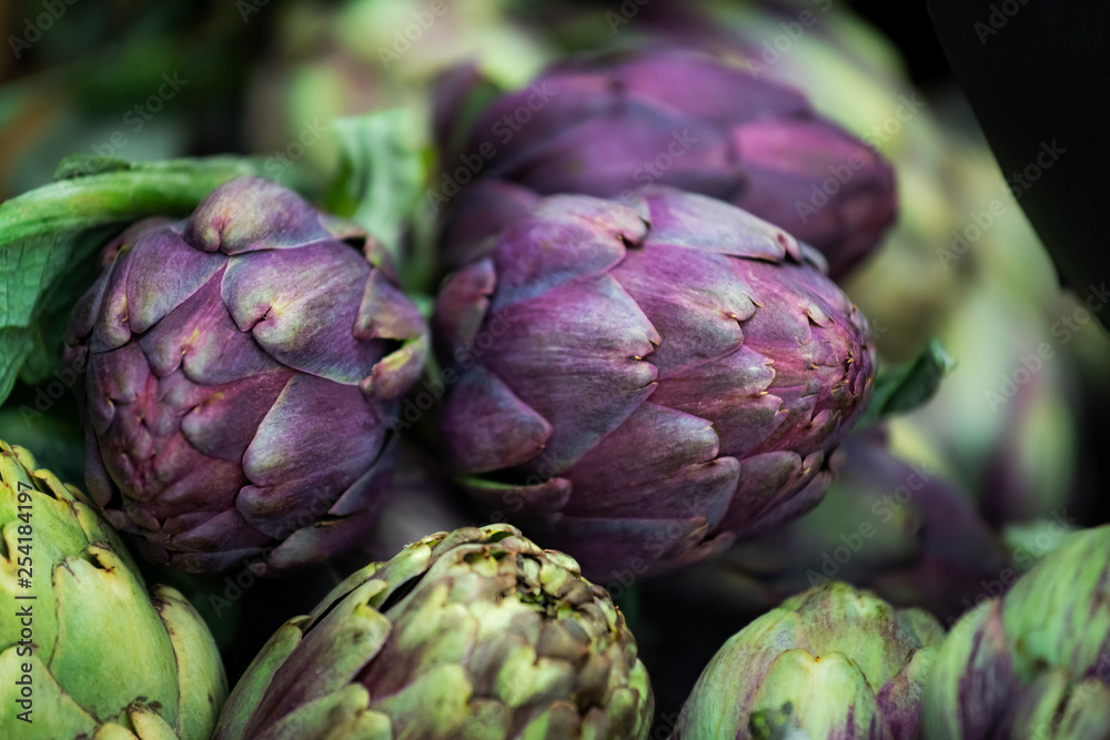 Obraz premium Ripe purple artichoke on the local vegetables market