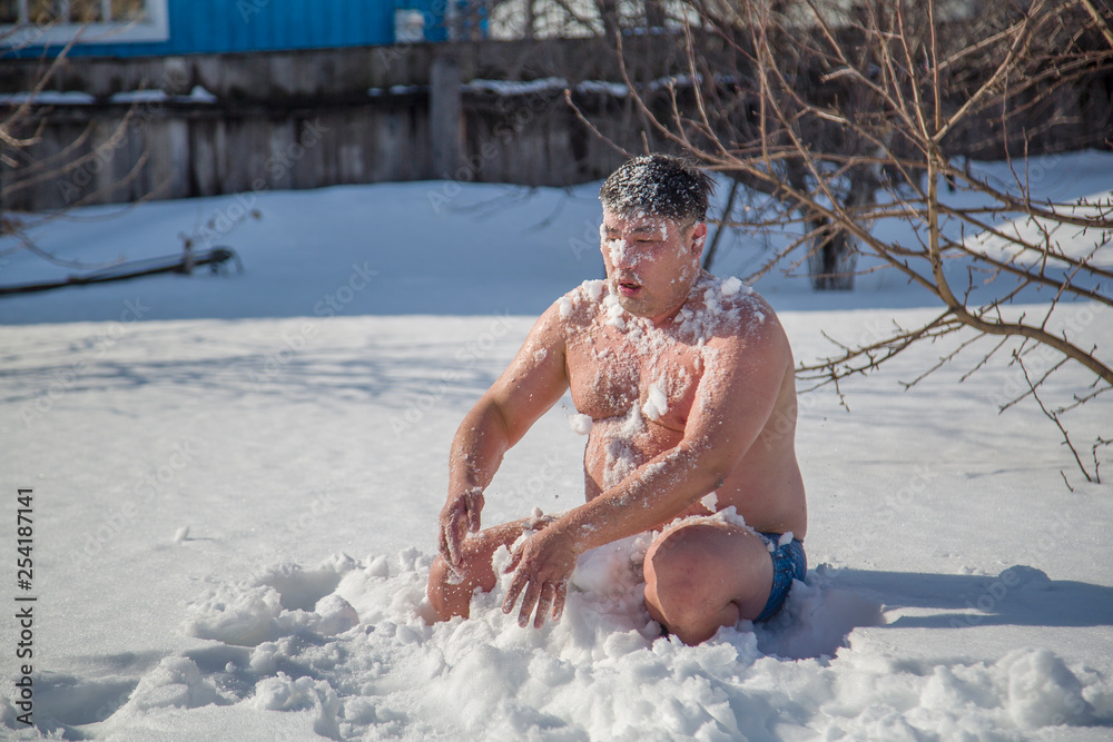 man sponge oneself down with snow man sponge oneself down with snow