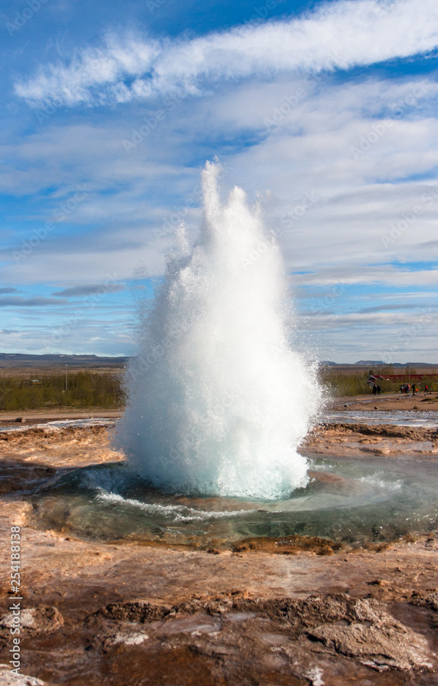 The image of the geyser at the time of the burst, shaped like a Christmas tree