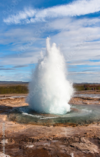 The image of the geyser at the time of the burst, shaped like a Christmas tree