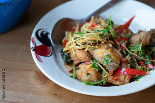  Stir deep fried fish with spicy herbs