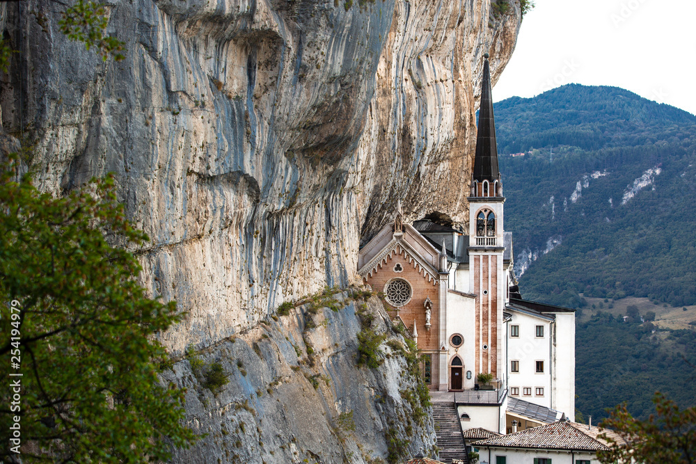 Madonna della corona Kloster im Steilhang in Italien