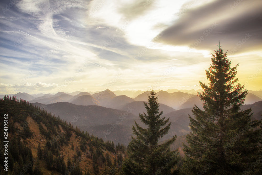 Traumhafter Sonnenuntergang in den Alpen