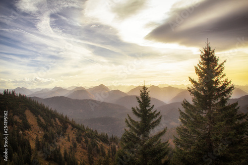 Fototapeta Naklejka Na Ścianę i Meble -  Traumhafter Sonnenuntergang in den Alpen