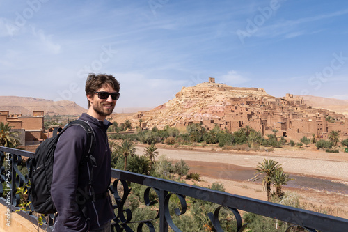 Touriste à Aït Ben Haddou au Maroc