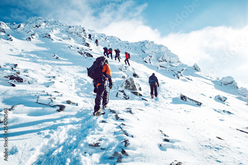 Foto A group of climbers ascending a mountain in winter