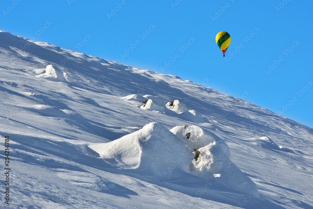 Balon nad górami, piękny zimowy krajobraz, Sudety - obrazy, fototapety, plakaty 