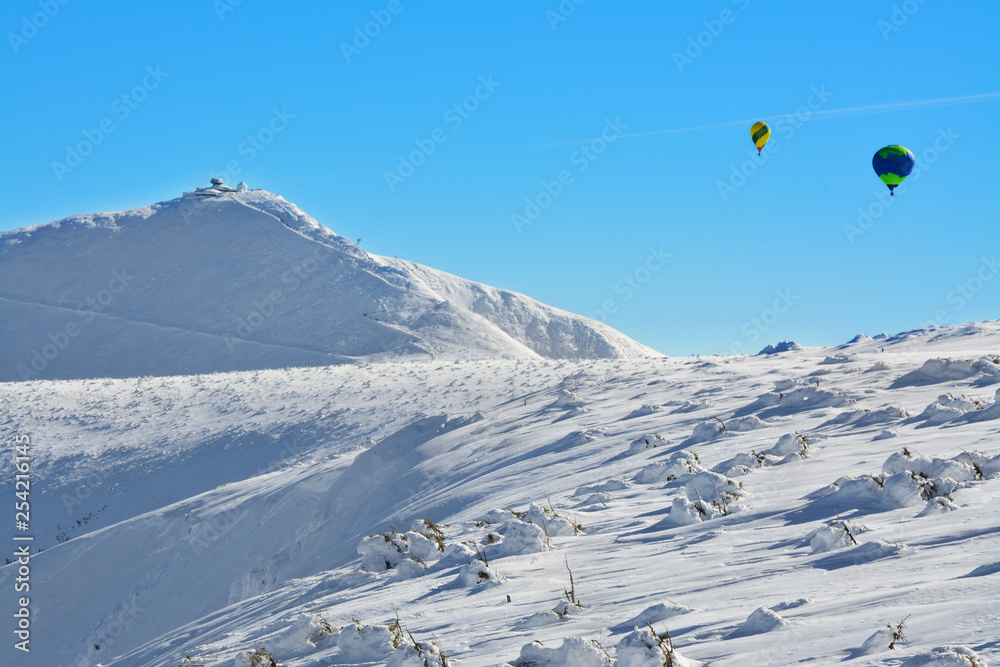 Balony nad górami, piękny zimowy krajobraz, Sudety - obrazy, fototapety, plakaty 