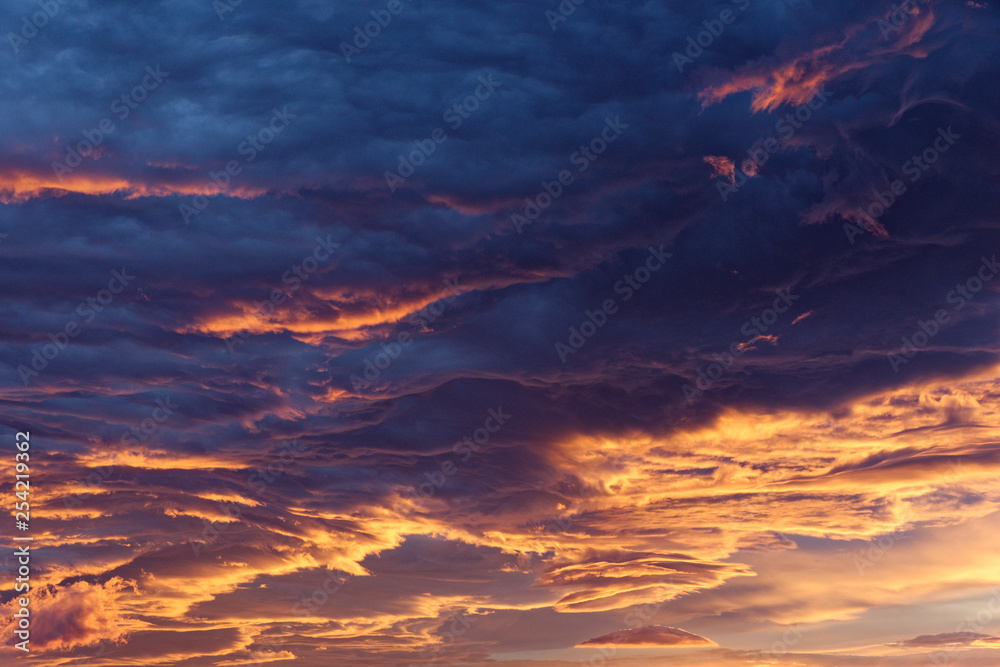 Licht des Sonnenuntergangs färbt die Wolken dramatisch, Island