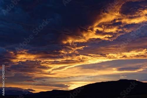 Licht des Sonnenuntergangs färbt die Wolken dramatisch, Island © sailer