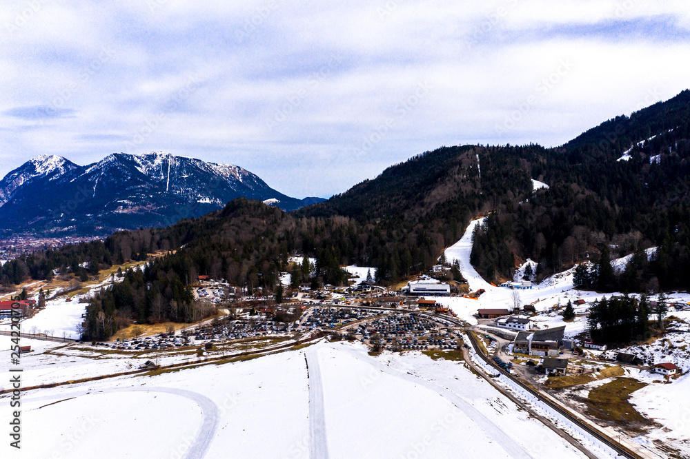 Luftaufnahme, Wettersteingebirge mit Zugspitze  und Alpspitze, Garmisch - Partenkirchen, Heutstadl auf verschneiter Wiese, Bayern, Deutschland
