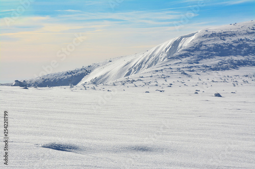 piękny zimowy górski krajobraz, Sudety © VinyLove Foto