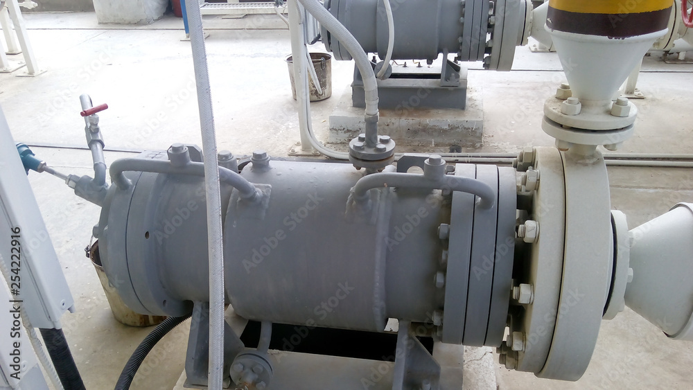 The pump for pumping hot products of oil refining