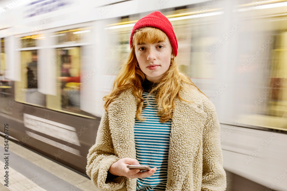 junge Frau wartet in einer U-Bahn Station auf den Zug junge Frau wartet in einer U-Bahn Station auf den Zug